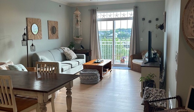 Bright & Beachy Condo- pool, tennis, bike to town! Less than 2mi to the ocean!