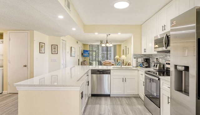 BRIGHT, BEAUTIFULLY UPGRADED FIRST FLOOR END-UNIT AT SHOREWALK
