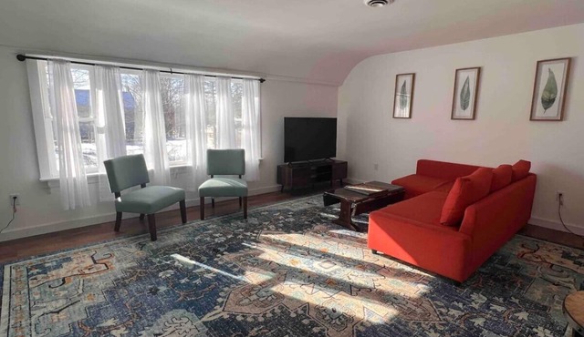 Bright Boho Apt in 18th c Berkshire Farmhouse