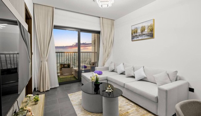 Bright, Breezy & Central – 1BR + Extra Room