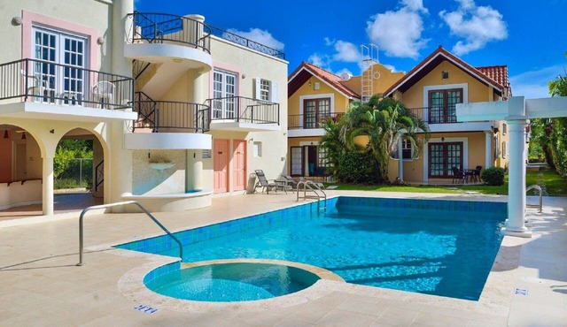 Bright, Breezy Cozy Studio Apt#10 with pool on South Coast of Beautiful Barbados