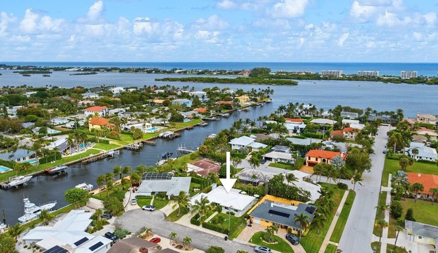 Bright & Breezy Coastal Escape, Close to the Beach