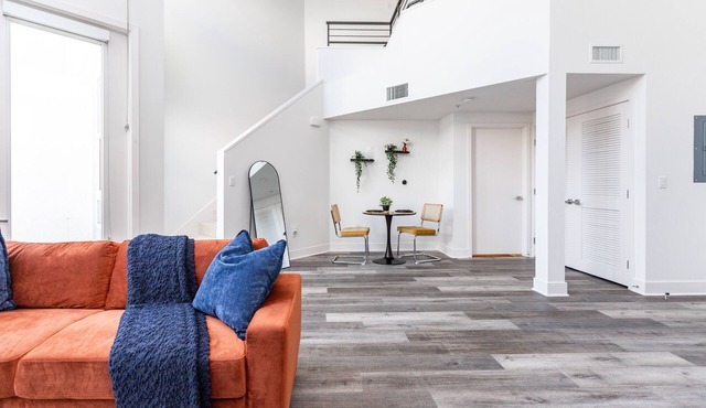 Bright & Cental 2-Story Loft