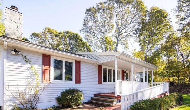 Bright, charming cottage with 3 bedrooms and WiFi near sound beach