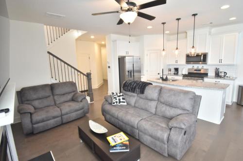 Bright, charming, modern townhouse in Winder