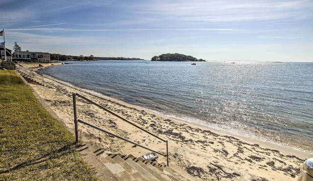 Bright Coastal Cottage: 600 Feet to Private Beach!