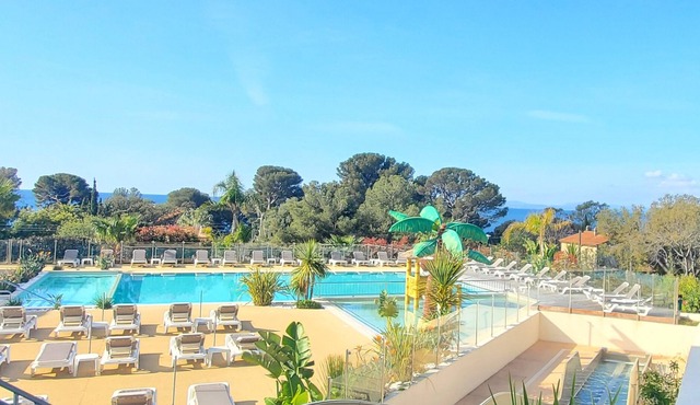 Bright cocoon with pool and sea view