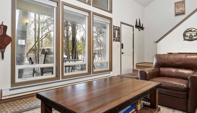 BRIGHT & COMFORTABLE CONDO CLOSE TO EVERYTHING! NICE WOOD FIREPLACE & FREE WIFI!