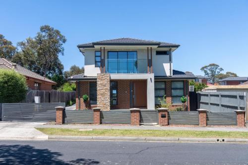 Bright, comfortable family home in leafy Forest Hill