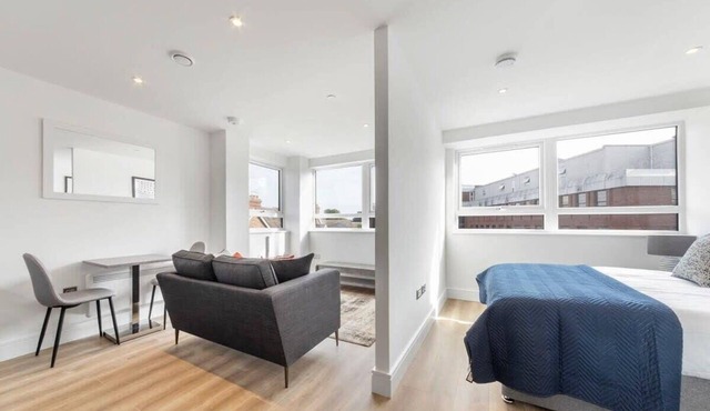 Bright Contemporary Studio in East Grinstead