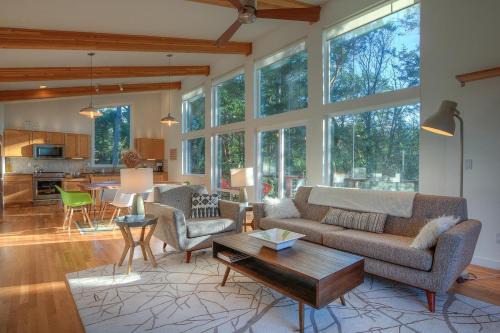 Bright, Contemporary, Walk to Town, Cafes & Beach