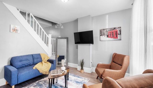 Bright Corner Flat near Transit and Trails