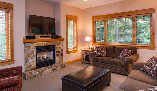 Bright corner suite, spacious layout!