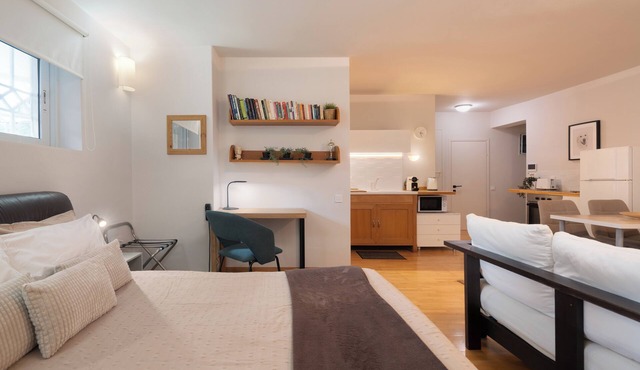 Bright, Cosy Studio near Glyfada Beach & Center