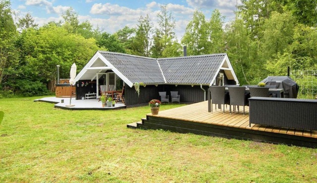 Bright Cottage with Hot Tub