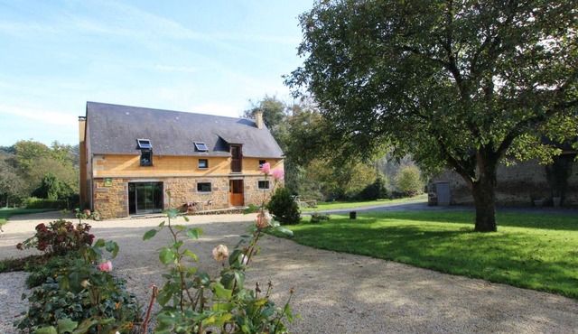 Bright cottage with private garden, near Mont Saint-Michel, pets allowed