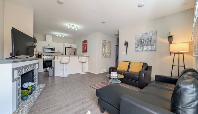 Bright & Cozy 2BR Suite | Less than 5 mins from Uni of Lethbridge & Amenities