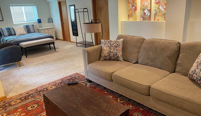 Bright & cozy garden-level apartment, 18 minutes from Red Rocks