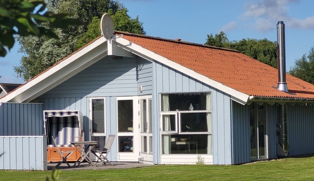 Bright Danish wooden house with unobstructed views of the countryside, pets welcome