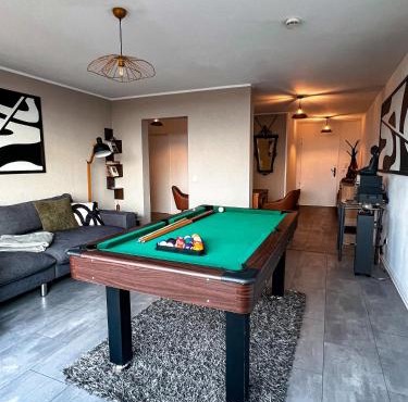 Bright designer apartment with pool table & 2 balconies