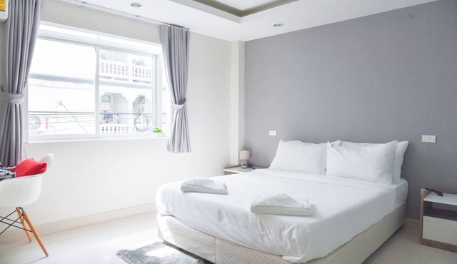 Bright Double Room close to everything| MRT-Huai Khwang | 302