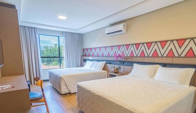 Bright Double Couple Room | Free Breakfast, Pool Bar & 5 mi to Bird Park
