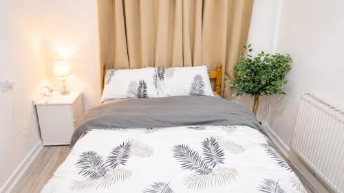 Bright Double Room with Work Desk & Fast Wi-Fi