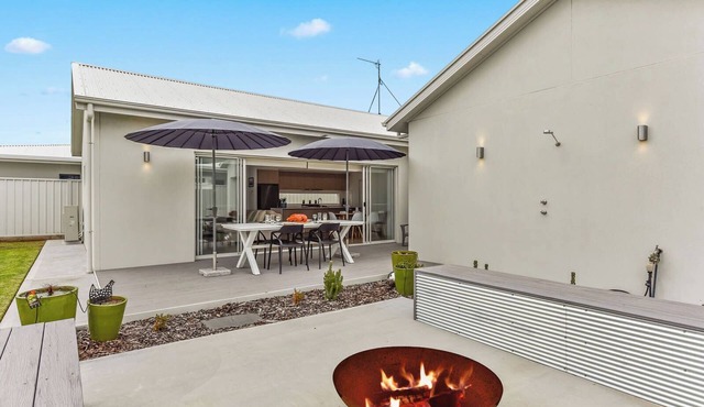 Bright & Easy - Pet Friendly Outside 7 Cobb n Co Way Robe