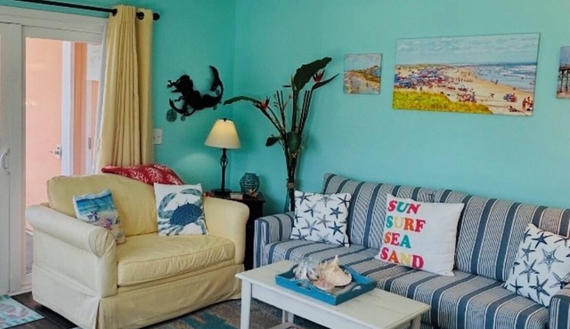Bright end unit, Ocean Views, 1st floor, Pool, large beach, Direct access !