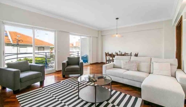 Bright Flat by Carcavelos Beach with Fast Wi-Fi