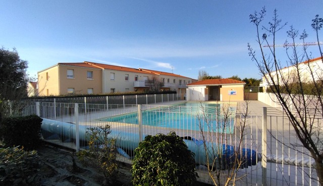 Bright flat with communal pool - 10 minutes away from the embankment