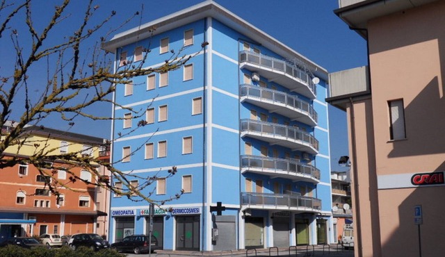 Bright flat in a colourful building - Beahost