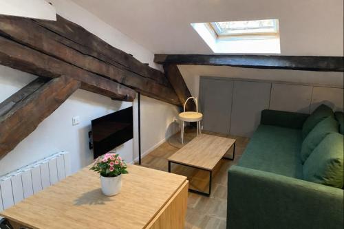 Bright gem in the heart of the 9th Just steps from the quays