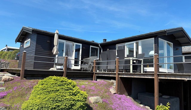 Bright Holiday Home with Sea View and Annex