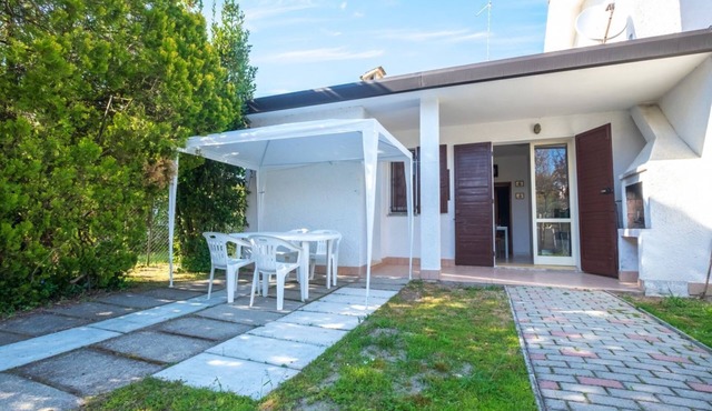 Bright house on ground floor, air conditioning 200 meters from the beach