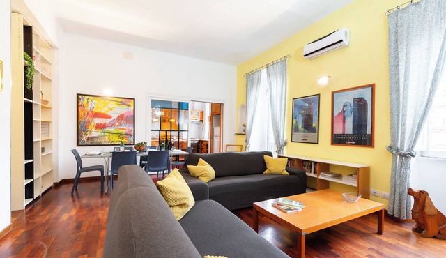 Bright, large, beautiful apartment close to Trastevere Station