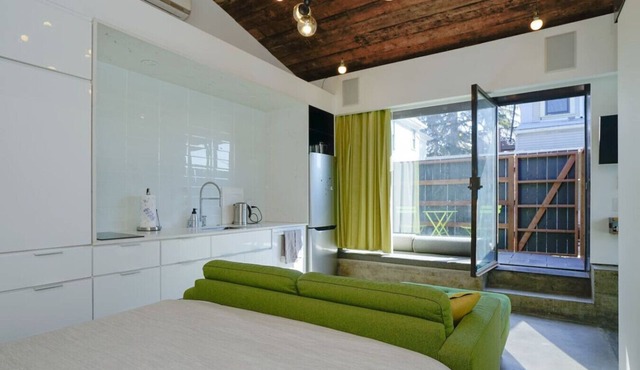 Bright Minimalist Studio Walkable to Piedmont Ave