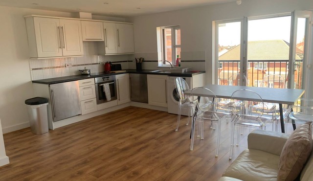 Bright modern 2 Bed Apartment Free Parking, walking distance to Crosby Beachn