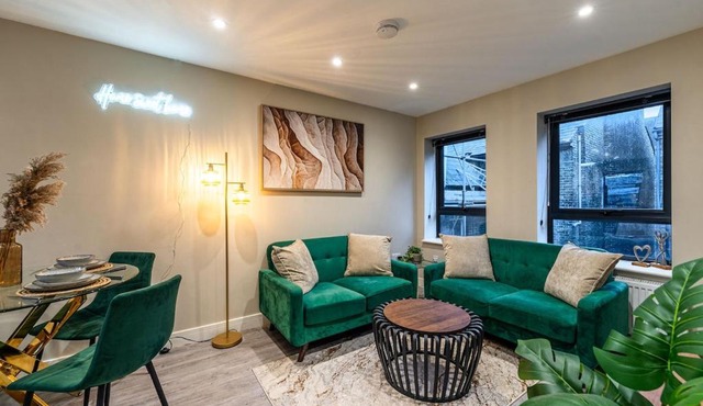 Bright & Modern 2BR Flat, Central Chatham, Sleeps 4