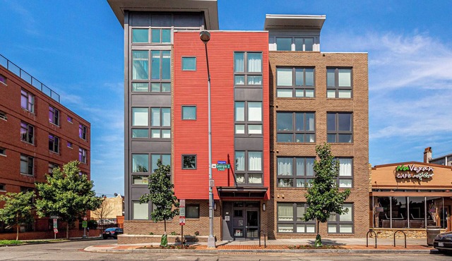 Bright, Modern Apartment in Heart of Columbia Heights