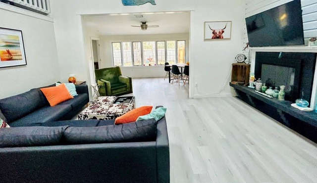 Bright Modern Beach House with loft just a 10 minute walk to West Island Beach