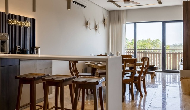 Bright modern escape with rooftop pool, private jacuzzi hot tub and WiFi
