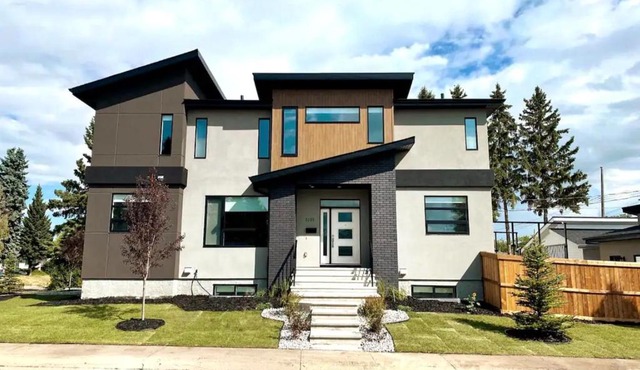 Bright Modern Home - King Bed - Free Parking - Fireplace - Fast Wi-Fi - Free Netflix