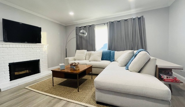 Bright modern home near Santana Row, Apple