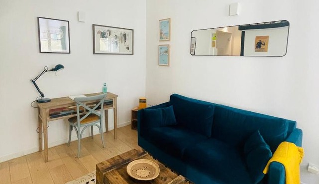 Bright modern studio, Nice Port, walk to tram and beach!