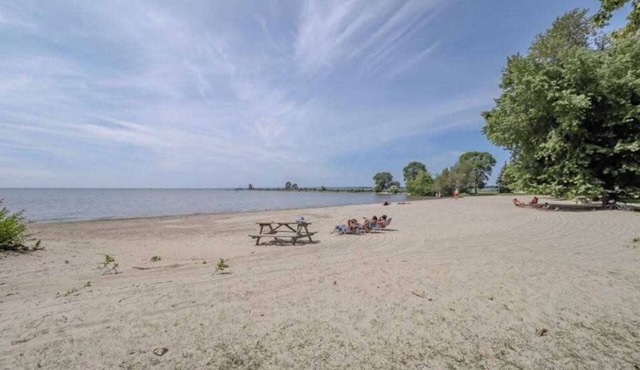 Bright Modern Waterfront Cottage w/hot tub - 5 min from the beach!
