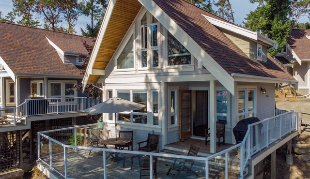 Bright Ocean View Cottage on Pender Island! COB 6