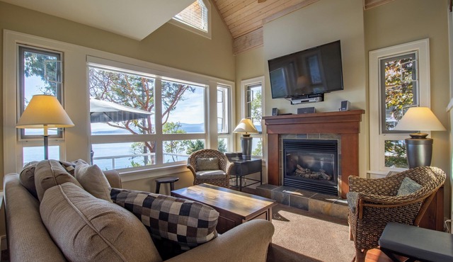 Bright Ocean View Cottage on Pender Island! COB 6