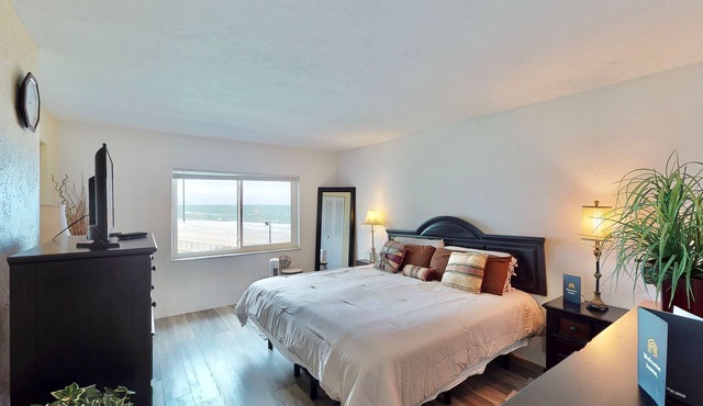 Bright Oceanfront Condo w/Balcony, Pool & Beach Access