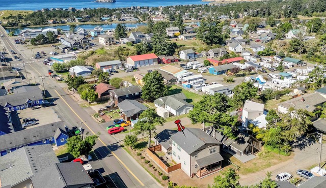 Bright, Open Pacific City Home, Double Living Room, Fenced Side Yard, Fire Pit!